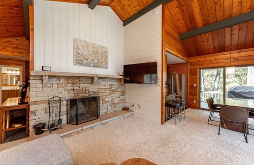 North Glade Hills Casa | New! Hilltop Haven: Lake Access, Wood Fireplace, Fire Pit!