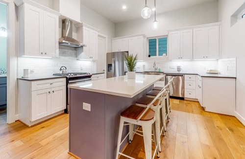 Shady Acres Casa | Stylish, dog-friendly getaway with WiFi, central AC, & a washer/dryer