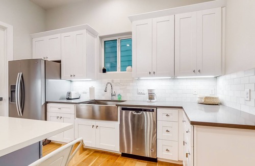 Shady Acres Casa | Stylish, dog-friendly getaway with WiFi, central AC, & a washer/dryer