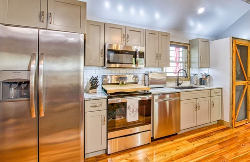 Swannanoa Cabaña | Stylish dog-friendly cottage with modern feel, fast WiFi, ideal location & more