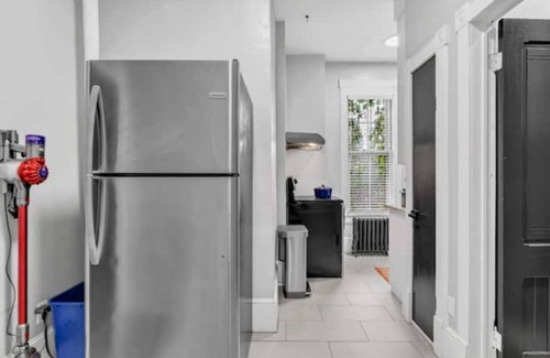 Metro Center Apartamento | Stylish Downtown 1BR Victorian Brownstone