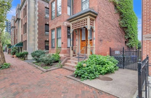 Metro Center Apartamento | Stylish Downtown 1BR Victorian Brownstone