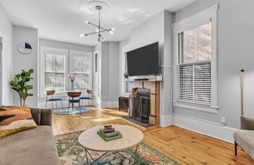 Metro Center Apartamento | Stylish Downtown 1BR Victorian Brownstone