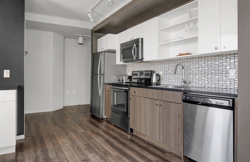 Theatre District Apartamento | Stylish Downtown 1BR w/ Luxury Amenities and Rooftop Views by Blueground