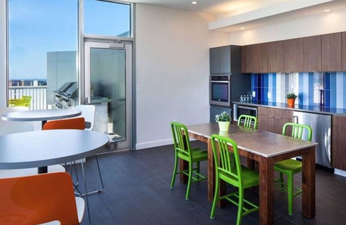 Theatre District Apartamento | Stylish Downtown 1BR w/ Luxury Amenities and Rooftop Views by Blueground