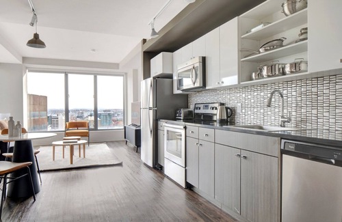 Theatre District Apartamento | Stylish Downtown 1BR w/ Luxury Amenities and Rooftop Views by Blueground