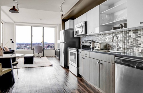 Theatre District Apartamento | Stylish Downtown 1BR w/ Luxury Amenities and Rooftop Views by Blueground