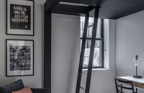 University City Apartamento | Stylish downtown 5BD/3.5BT+ Back patio! Sleeps 14!