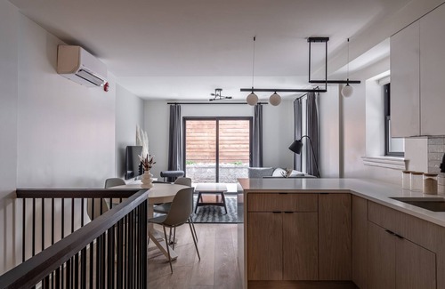 University City Apartamento | Stylish downtown 5BD/3.5BT+ Back patio! Sleeps 14!