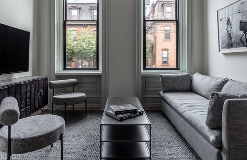 University City Apartamento | Stylish downtown 5BD/3.5BT+ Back patio! Sleeps 14!