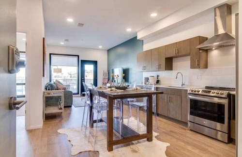 Edgehill Condominio | Stylish downtown condo w/pool & parking