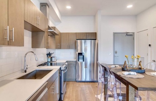 Edgehill Condominio | Stylish downtown condo w/pool & parking