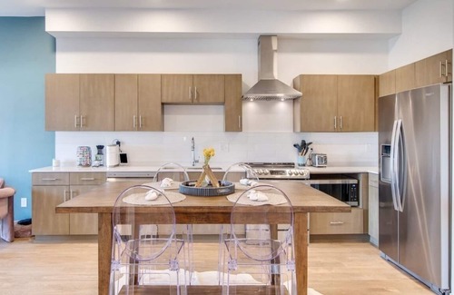 Edgehill Condominio | Stylish downtown condo w/pool & parking
