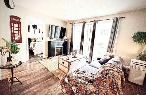 North Central Edmonton Casa | Stylish Downtown Condo near Rogers Place l Parking, Gym, Balcony & Kitchen