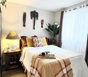 North Central Edmonton Casa | Stylish Downtown Condo near Rogers Place l Parking, Gym, Balcony & Kitchen