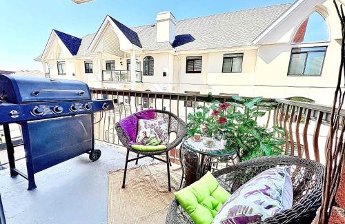North Central Edmonton Casa | Stylish Downtown Condo near Rogers Place l Parking, Gym, Balcony & Kitchen