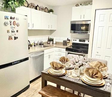 North Central Edmonton Casa | Stylish Downtown Condo near Rogers Place l Parking, Gym, Balcony & Kitchen