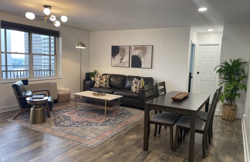 Peachtree Center Condominio | Stylish downtown condo with amazing views.