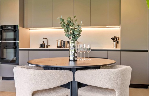 Ville Haute Apartamento | Stylish Downtown Escape with Comforts