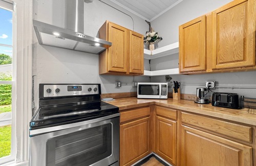 Graham Casa | Stylish downtown home: private hot tub, outdoor pizza oven & bumper pool table