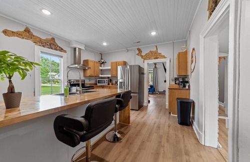 Graham Casa | Stylish downtown home: private hot tub, outdoor pizza oven & bumper pool table