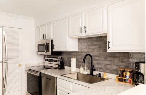 Rutledge Hill Apartamento | Stylish Downtown Nashville 3 Beds, 1 Bedroom - Private Patio & Parking