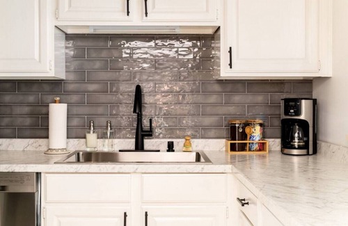Rutledge Hill Apartamento | Stylish Downtown Nashville 3 Beds, 1 Bedroom - Private Patio & Parking