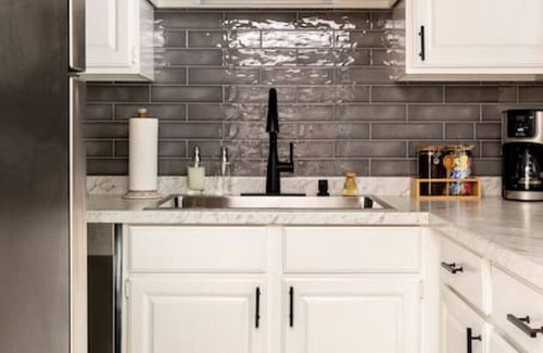 Rutledge Hill Apartamento | Stylish Downtown Nashville 3 Beds, 1 Bedroom - Private Patio & Parking
