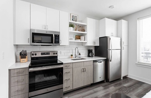Cole-Noble District Apartamento | Stylish Downtown Studio by CozySuites