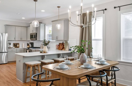 Durham Casa | Stylish Durham Getaway Near Duke / DT - Fun Backyard