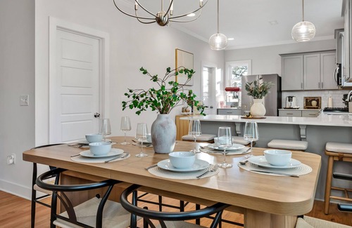 Durham Casa | Stylish Durham Getaway Near Duke / DT - Fun Backyard