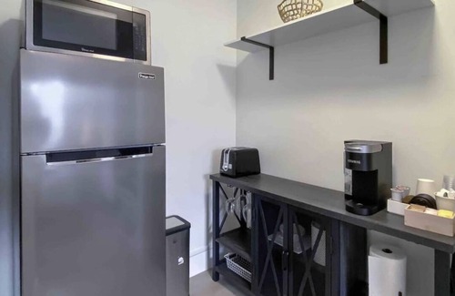 Coral Ridge Apartamento | Stylish East Lauderdale Efficiency. 1 Mile to Beach! Comfy King Bed, Beach Gear