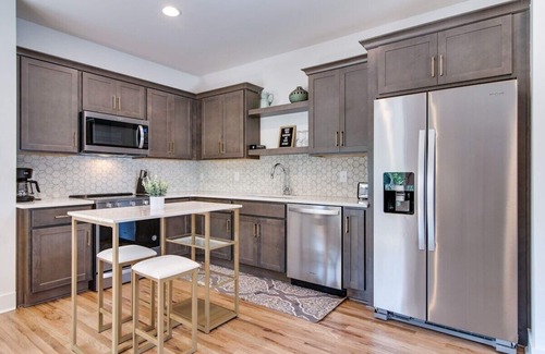 Greenwood Casa | Stylish East Nashville Retreat with Garage