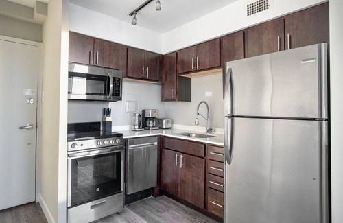 Edgewater Beach Apartamento | Stylish Edgewater 1BR w/ Gym, Deck & Lounge, nr L, by Blueground