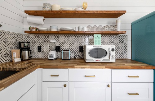 Old Village Casa | Stylish Escape: Posh Old Village Townhome