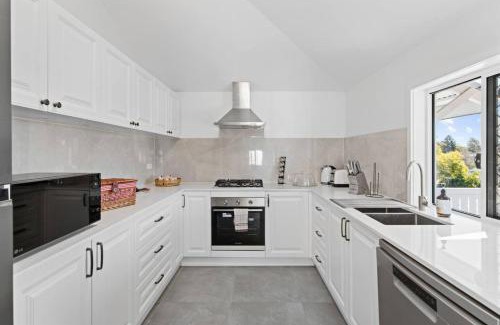 Herston Casa | Stylish Escape with Balcony near RBWH and CBD