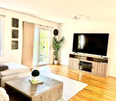 Newark Apartamento | Stylish Evergreen Apartment By Newark Airport