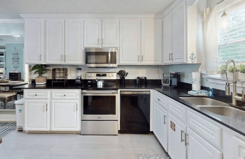 Panama City Beach Casa | Stylish Family-Friendly Townhome: Steps to Beach+hot tub+king bed