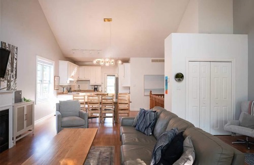 Southampton Casa | Stylish Family Cottage - 5 bedroom - 6min walk to beach & town, hot tub, pets ok