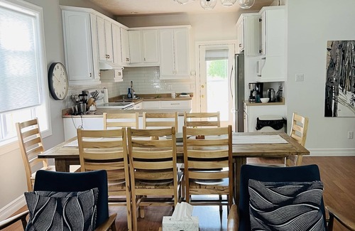 Southampton Casa | Stylish Family Cottage - 5 bedroom - 6min walk to beach & town, hot tub, pets ok