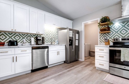 Hinesville Casa | Stylish Family Friendly Bungalow, Tvs, Royal Beds