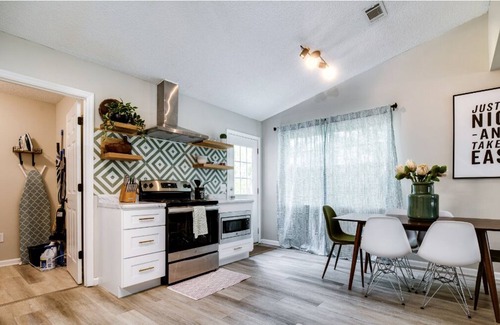 Hinesville Casa | Stylish Family Friendly Bungalow, Tvs, Royal Beds