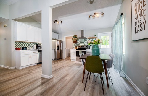 Hinesville Casa | Stylish Family Friendly Bungalow, Tvs, Royal Beds
