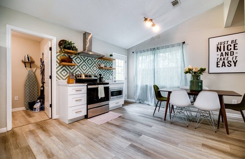 Hinesville Casa | Stylish Family Friendly Bungalow, Tvs, Royal Beds