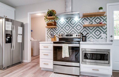 Hinesville Casa | Stylish Family Friendly Bungalow, Tvs, Royal Beds