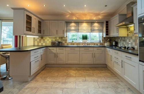 Penylan Casa | Stylish Family Home Close To City Centre with Parking