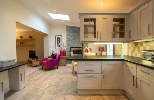 Penylan Casa | Stylish Family Home Close To City Centre with Parking