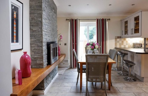 Penylan Casa | Stylish Family Home Close To City Centre with Parking