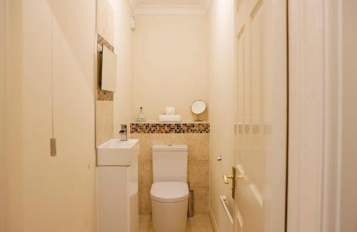 Penylan Casa | Stylish family home in desirable Penylan + Parking