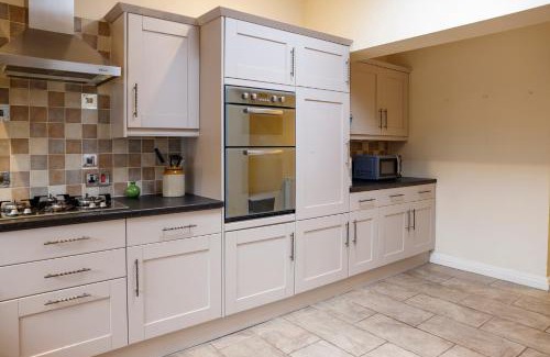 Penylan Casa | Stylish family home in desirable Penylan + Parking